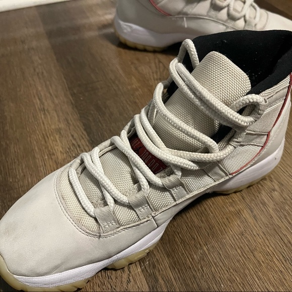Jordan 11 Platinum Tint - Picture 2 of 3